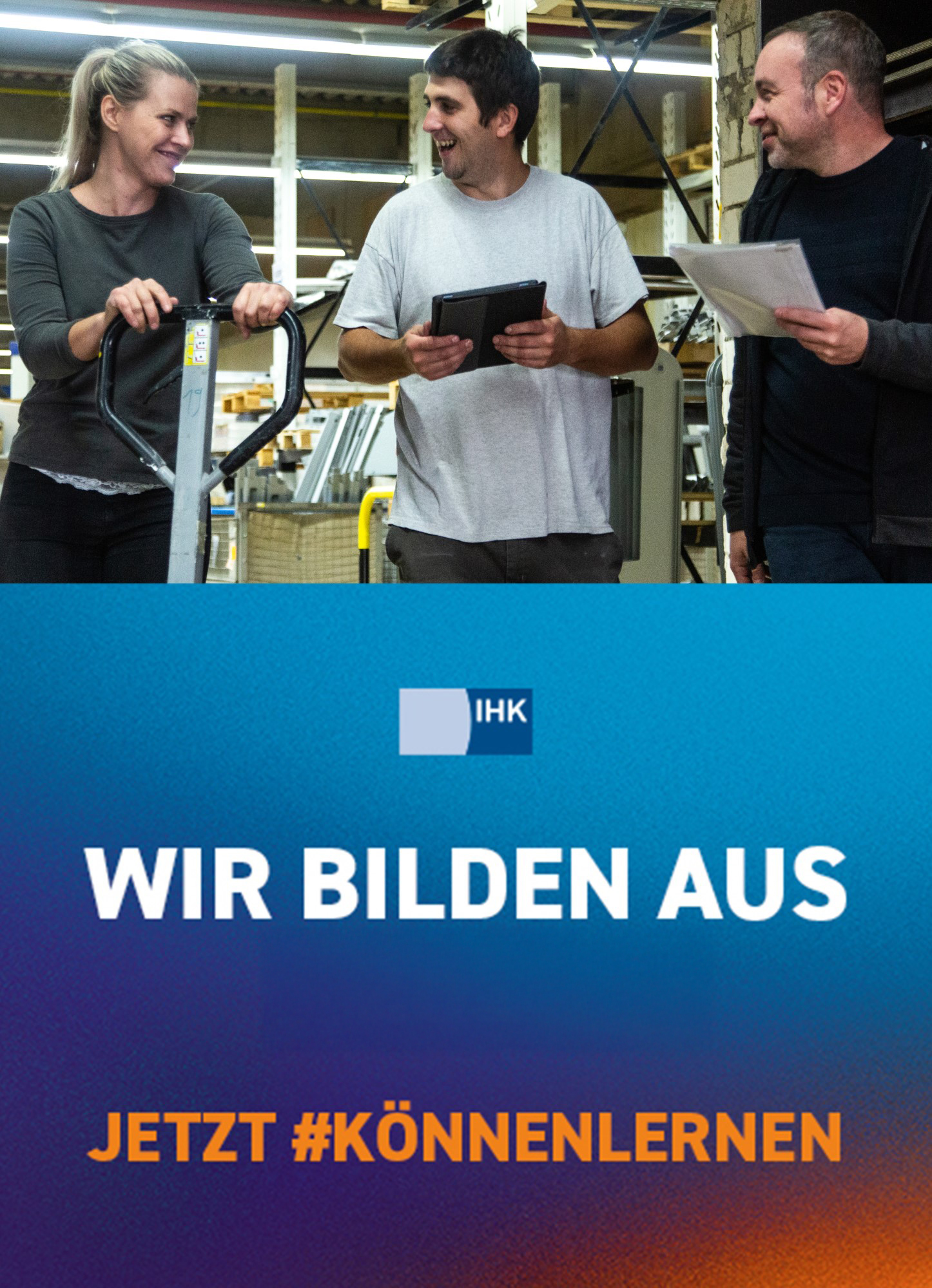Qantos Mitarbeiterin mit Kollegen in der Logistikhalle